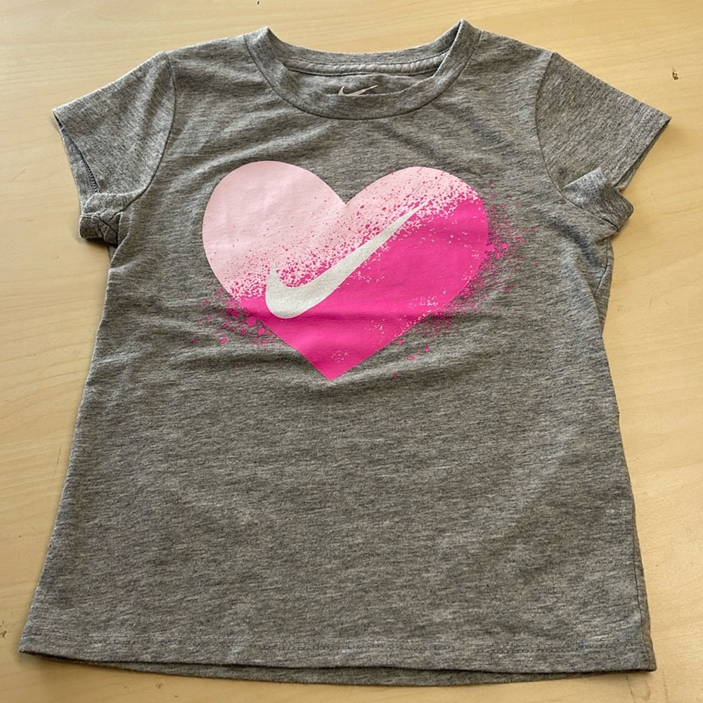 🆕️ Nike Tee w' Heart in Hyper Pink